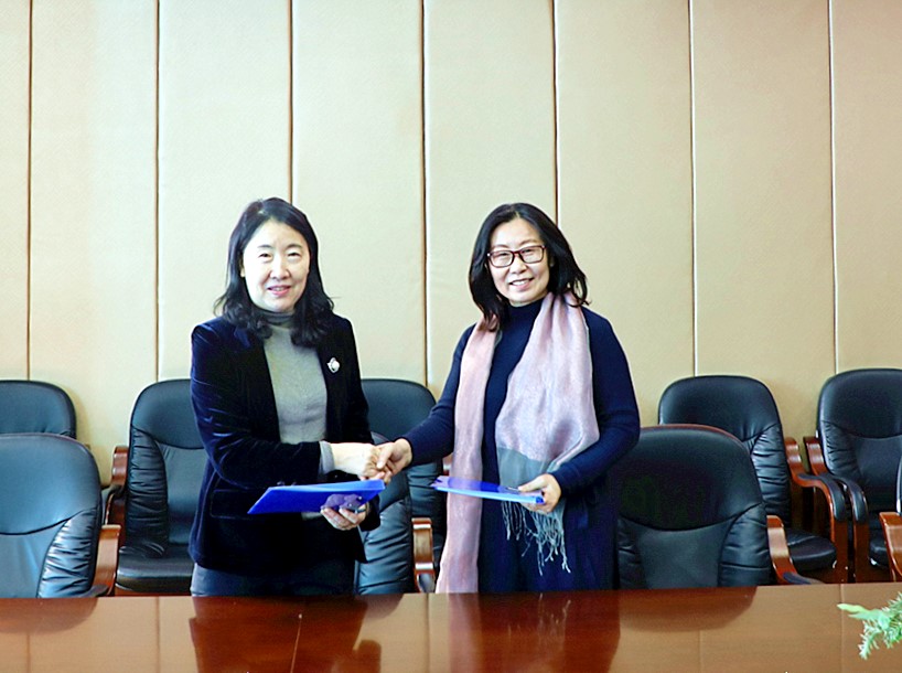 师范大学马克思主义学院院长段虹签约哈尔滨师范大学党委书记辛宝忠